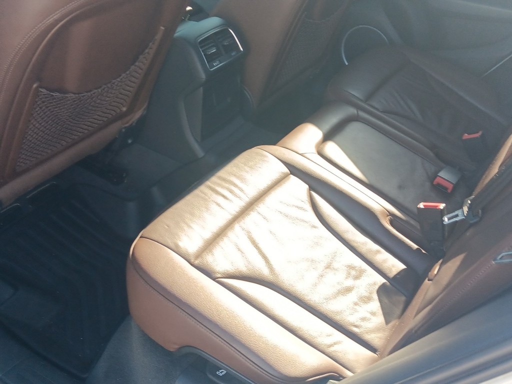 Audi Q5 Vehicle Full-screen Gallery Image 14