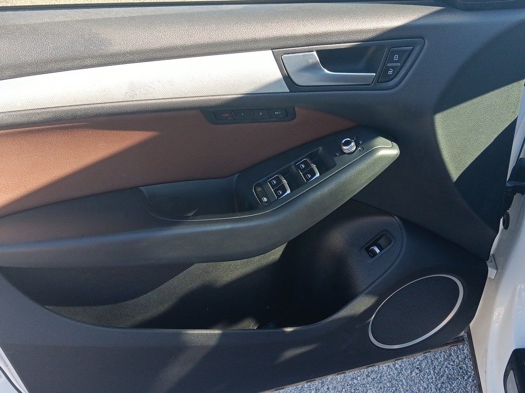 Audi Q5 Vehicle Full-screen Gallery Image 15