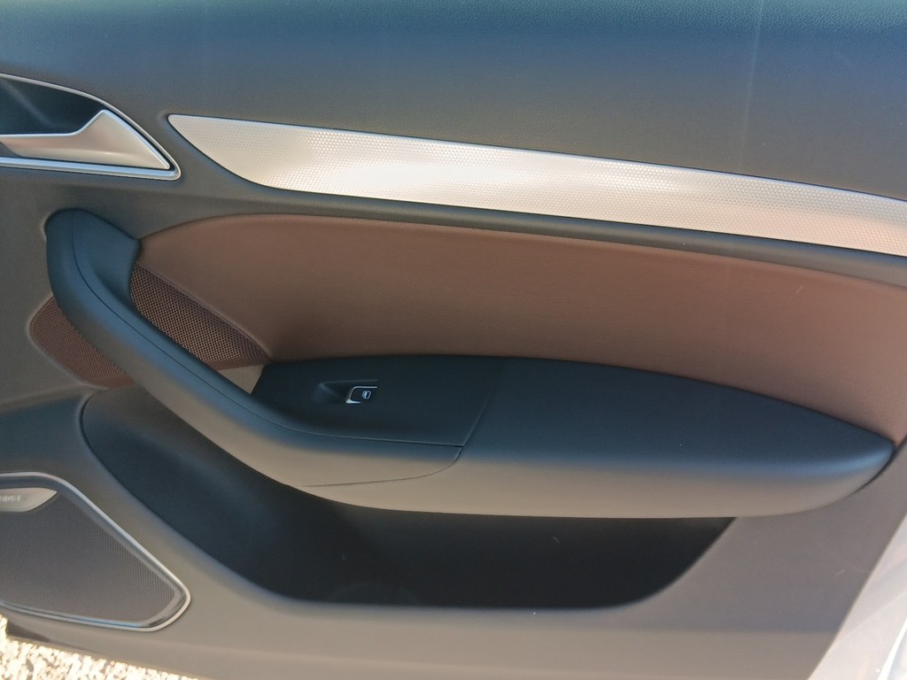 Audi Q3 Vehicle Full-screen Gallery Image 9