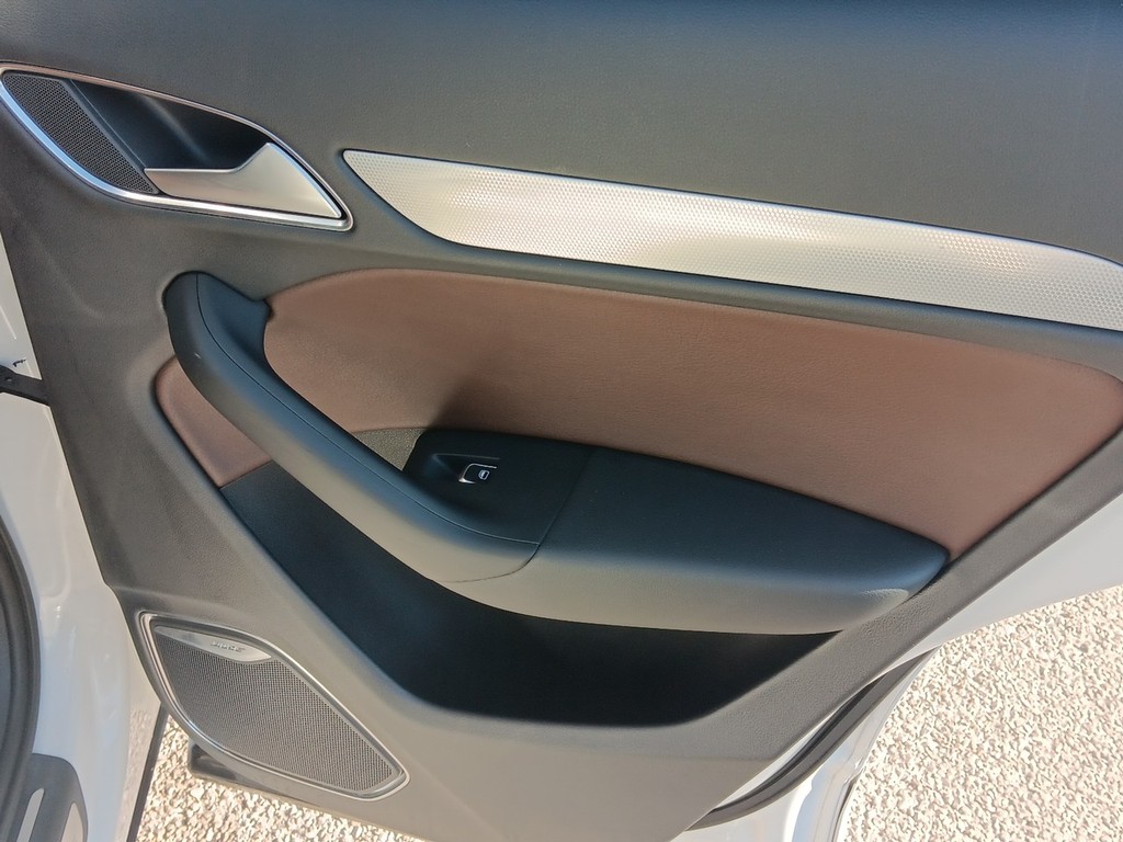 Audi Q3 Vehicle Full-screen Gallery Image 11