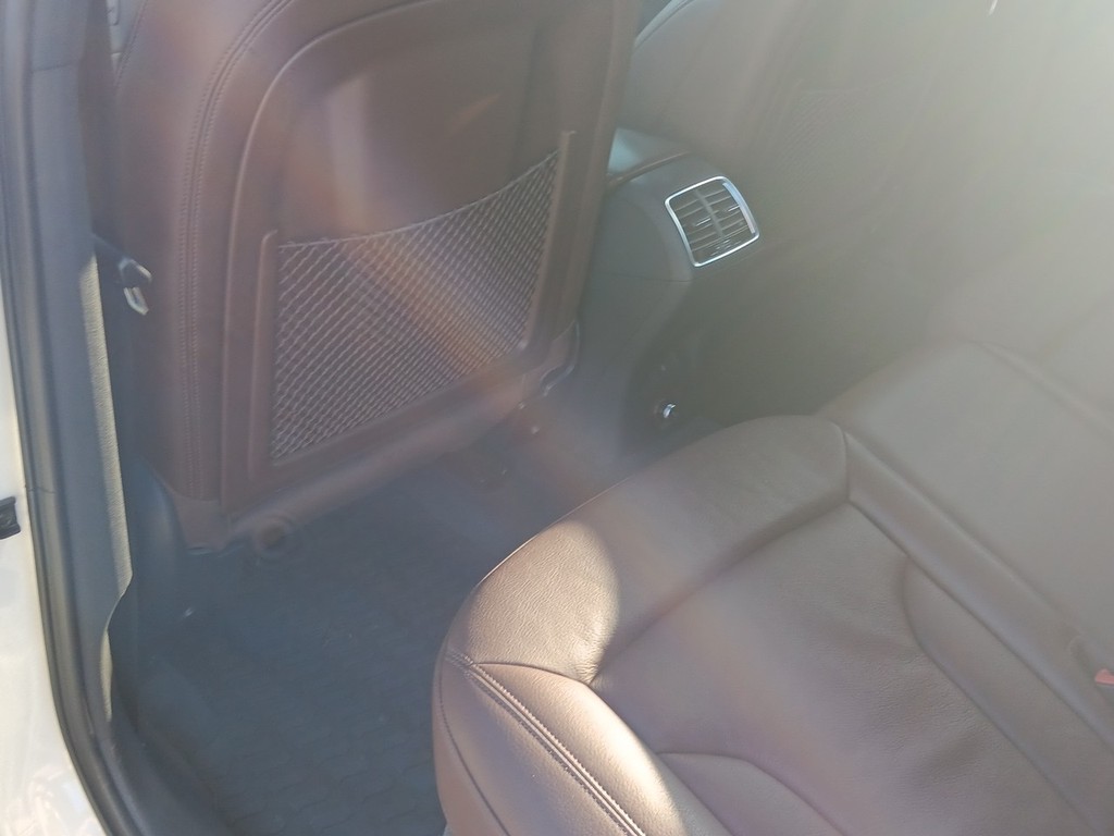 Audi Q3 Vehicle Full-screen Gallery Image 14