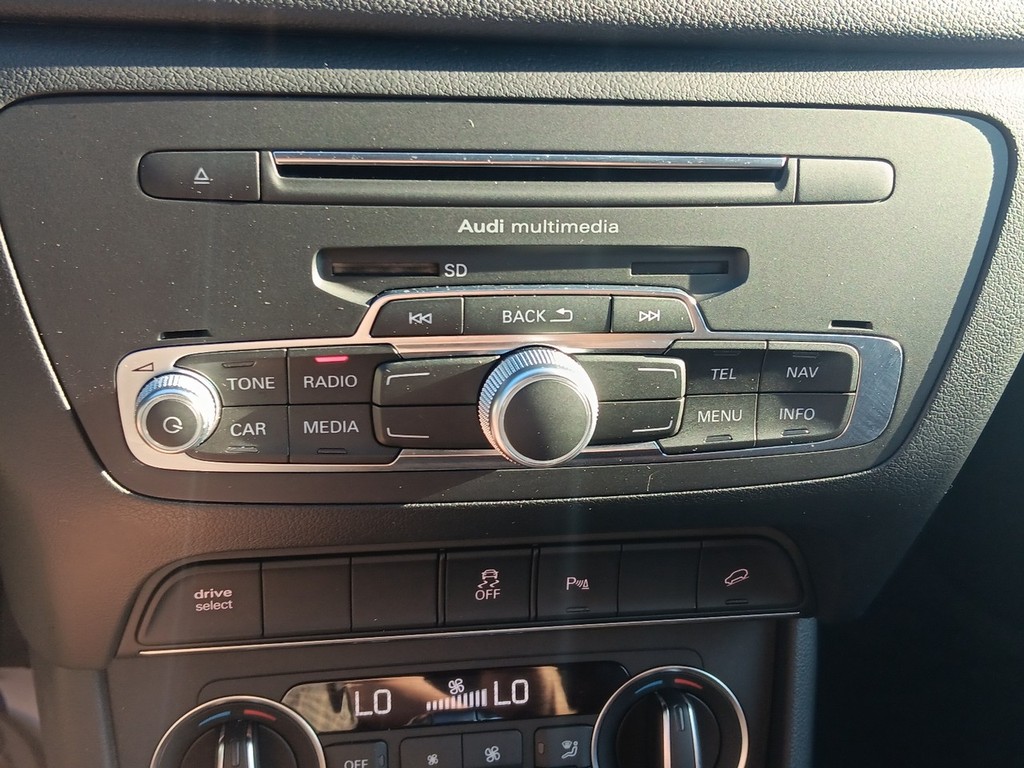 Audi Q3 Vehicle Full-screen Gallery Image 19