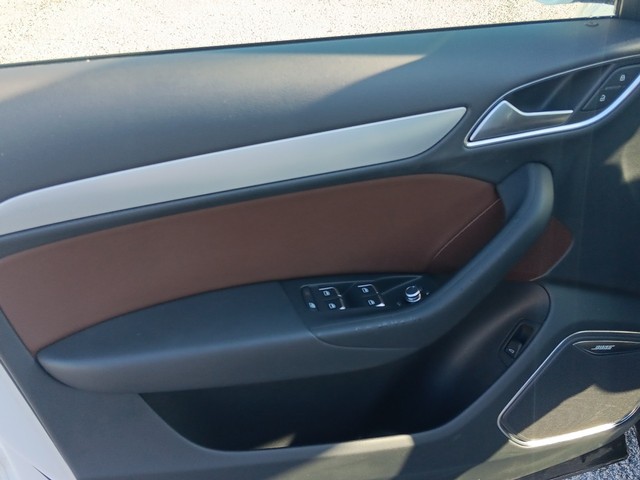 Audi Q3 Vehicle Full-screen Gallery Image 15