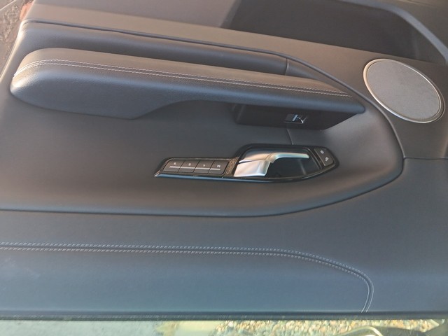 Land Rover Range Rover Evoque Vehicle Full-screen Gallery Image 09