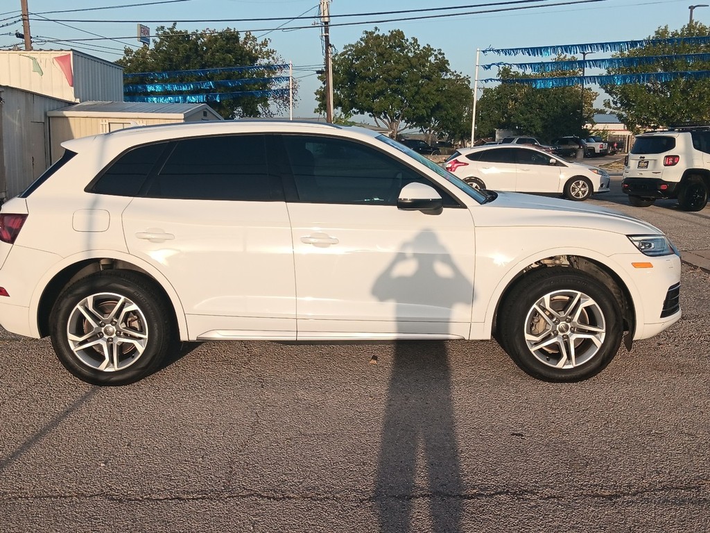 Audi Q5 Vehicle Full-screen Gallery Image 2