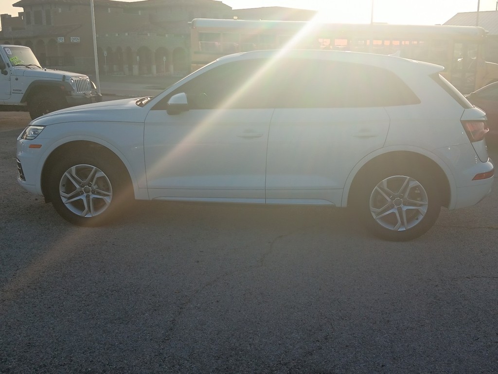 Audi Q5 Vehicle Full-screen Gallery Image 6