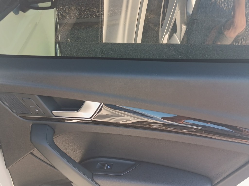 Audi Q5 Vehicle Full-screen Gallery Image 12