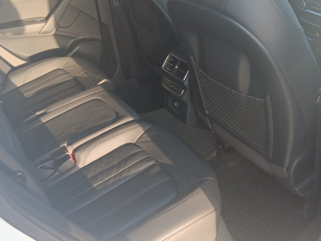 Audi Q5 Vehicle Full-screen Gallery Image 13