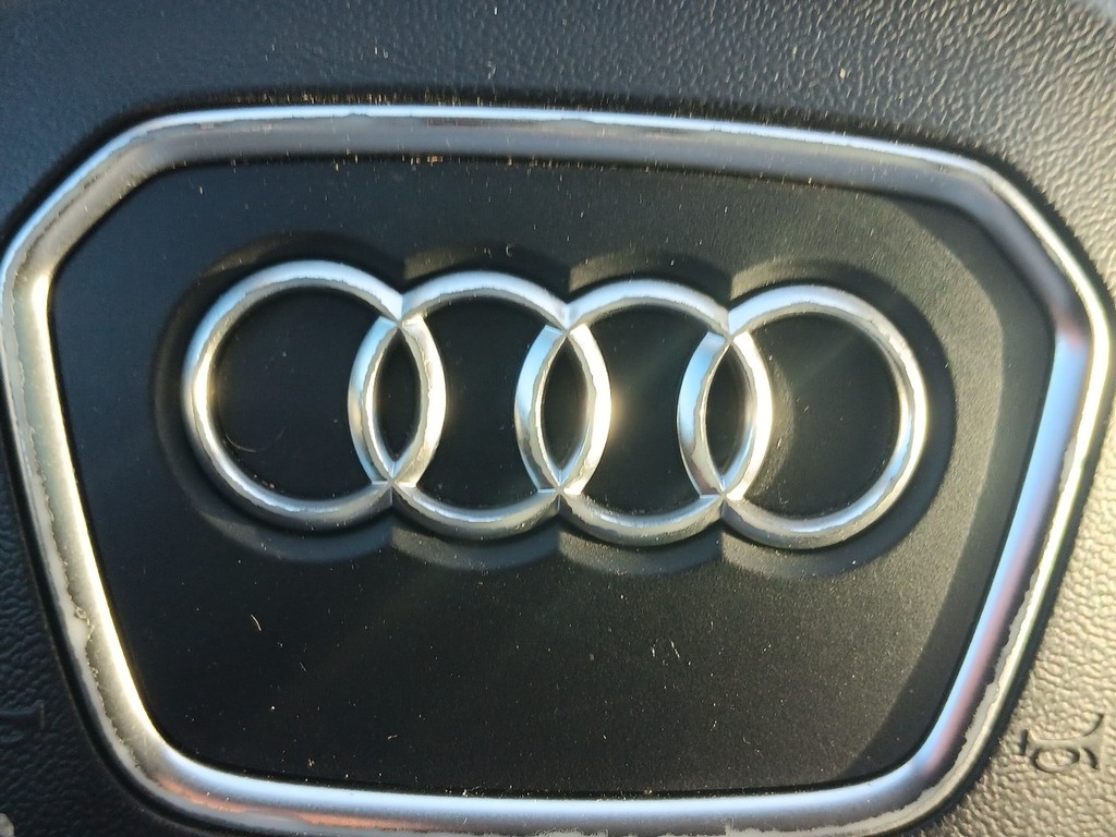 Audi Q5 Vehicle Full-screen Gallery Image 21