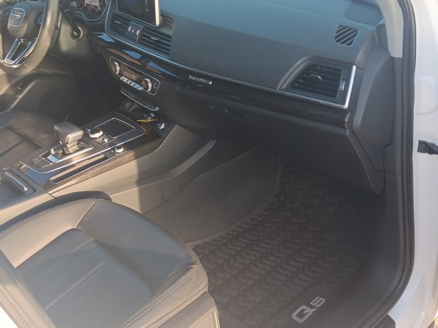 Audi Q5 Vehicle Full-screen Gallery Image 11