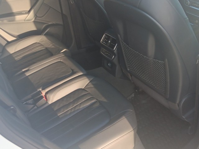 Audi Q5 Vehicle Full-screen Gallery Image 13