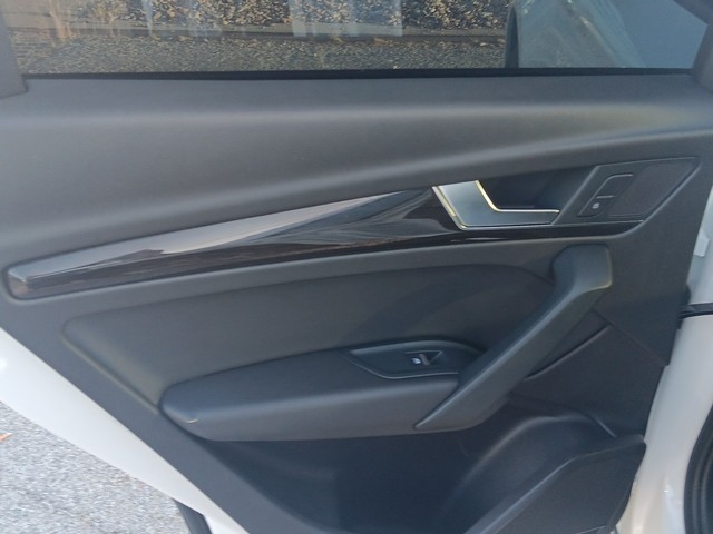 Audi Q5 Vehicle Full-screen Gallery Image 15