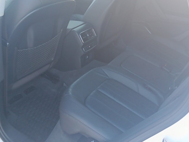 Audi Q5 Vehicle Full-screen Gallery Image 16