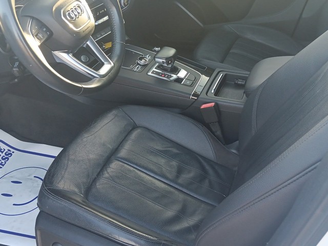 Audi Q5 Vehicle Full-screen Gallery Image 18