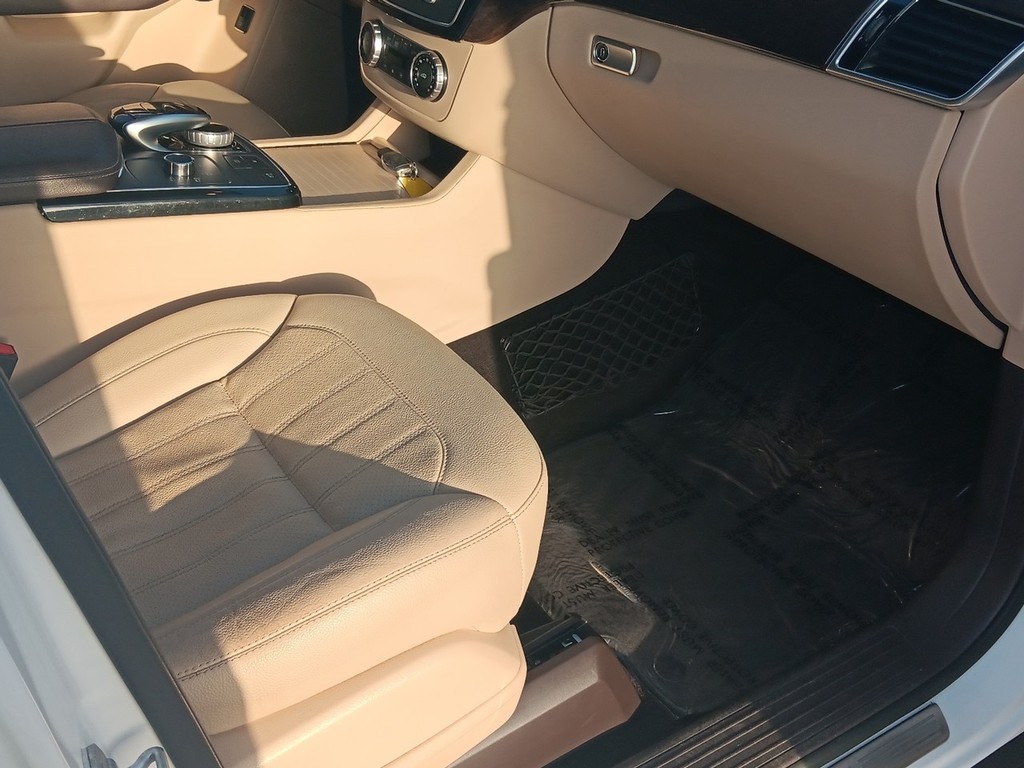 Mercedes-Benz GLE Vehicle Full-screen Gallery Image 11