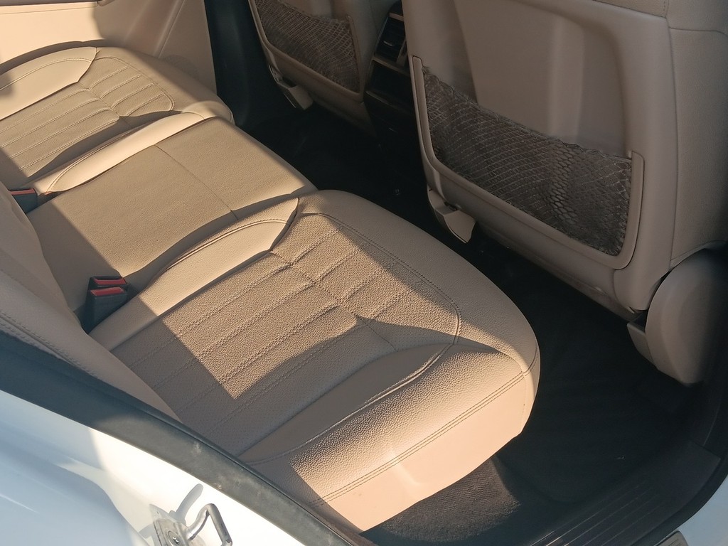 Mercedes-Benz GLE Vehicle Full-screen Gallery Image 13