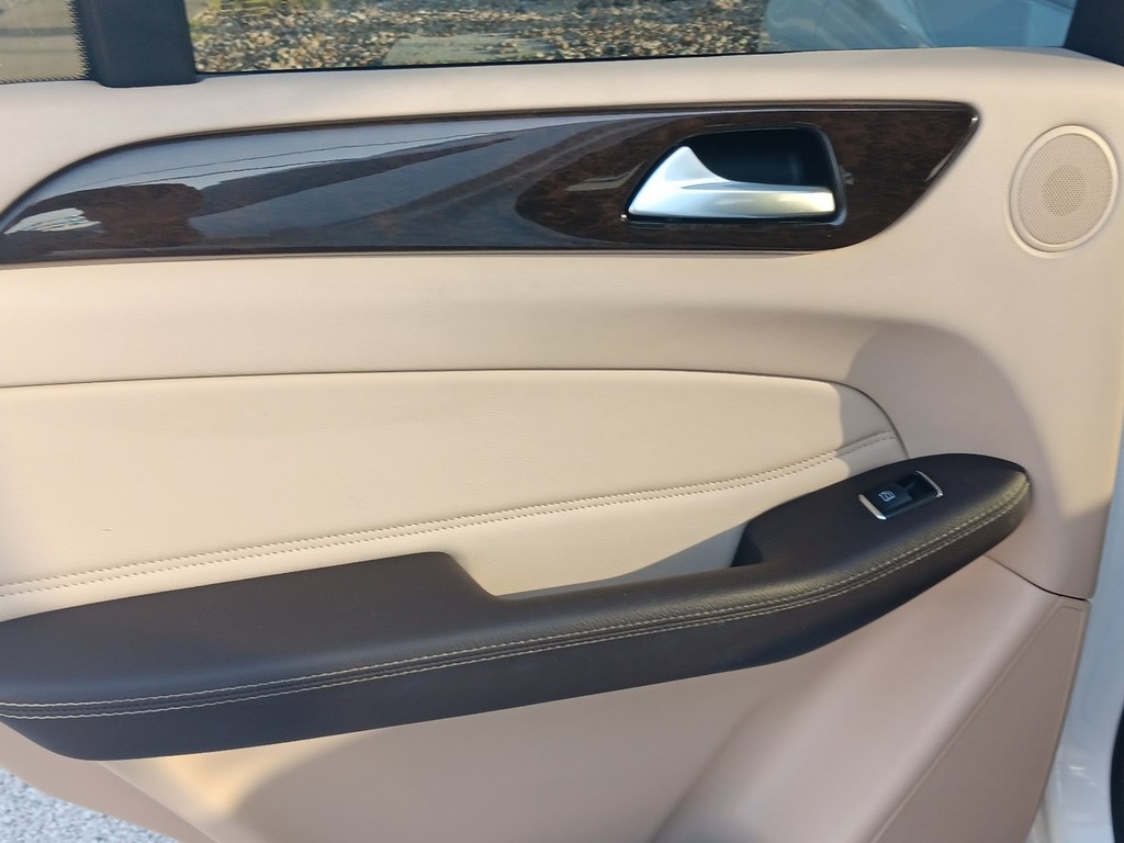Mercedes-Benz GLE Vehicle Full-screen Gallery Image 14