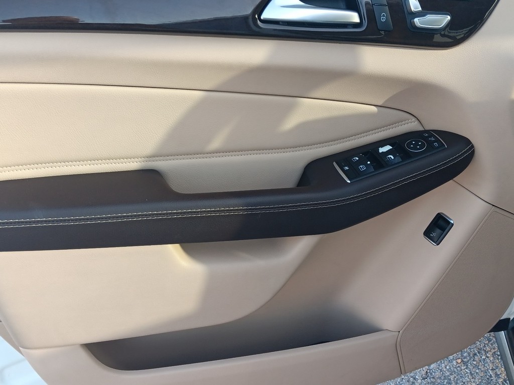 Mercedes-Benz GLE Vehicle Full-screen Gallery Image 16