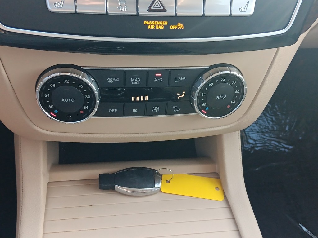 Mercedes-Benz GLE Vehicle Full-screen Gallery Image 20