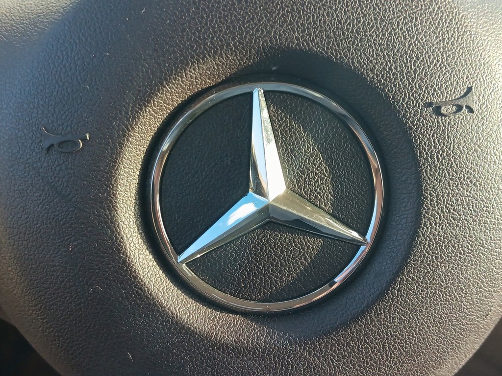 Mercedes-Benz GLE Vehicle Full-screen Gallery Image 21