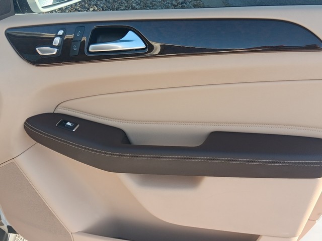 Mercedes-Benz GLE Vehicle Full-screen Gallery Image 09