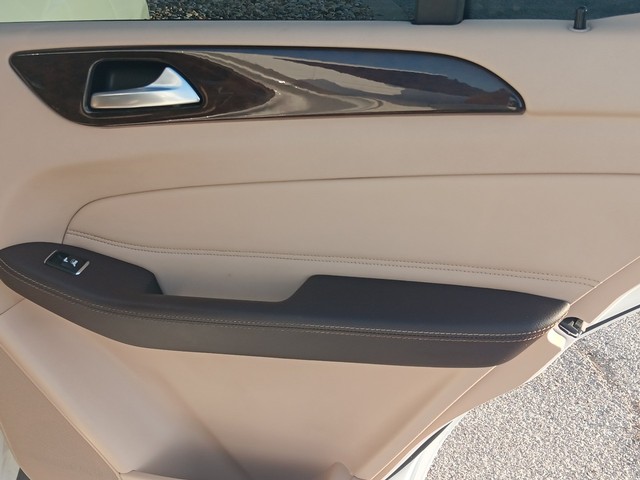 Mercedes-Benz GLE Vehicle Full-screen Gallery Image 12