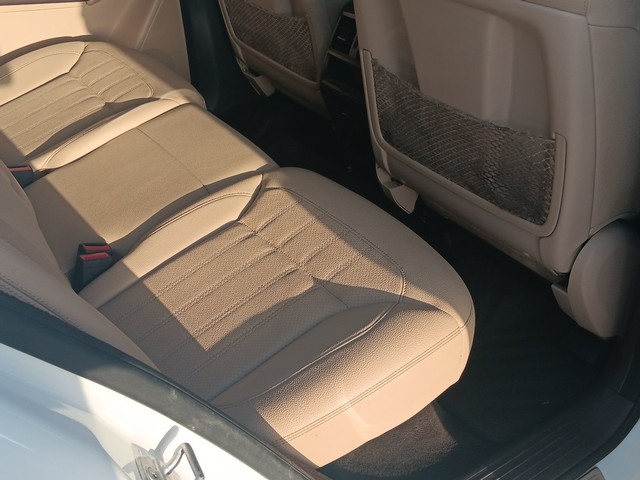 Mercedes-Benz GLE Vehicle Full-screen Gallery Image 13
