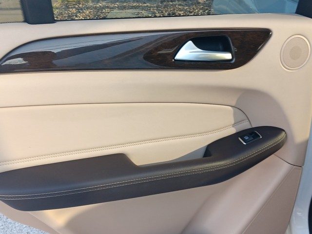 Mercedes-Benz GLE Vehicle Full-screen Gallery Image 14