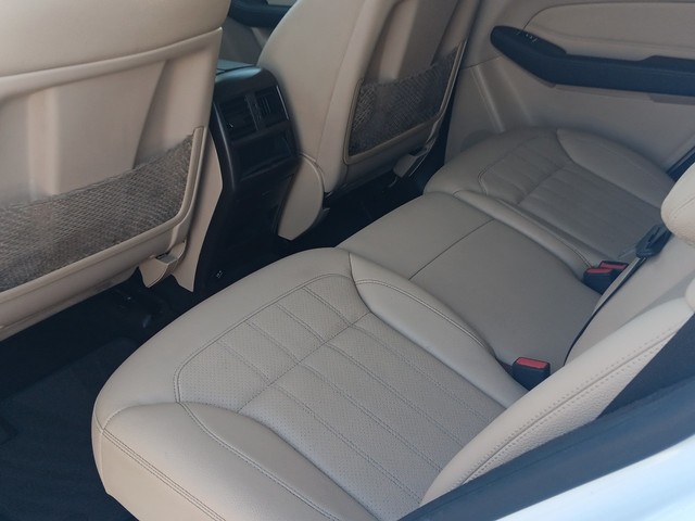 Mercedes-Benz GLE Vehicle Full-screen Gallery Image 15