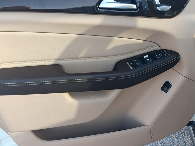Mercedes-Benz GLE Vehicle Full-screen Gallery Image 16