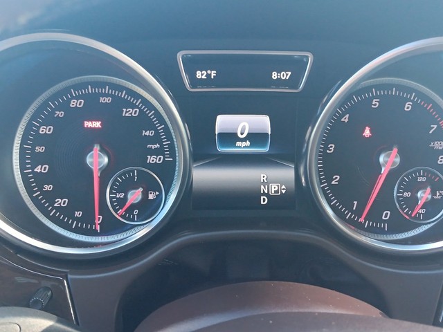 Mercedes-Benz GLE Vehicle Full-screen Gallery Image 18