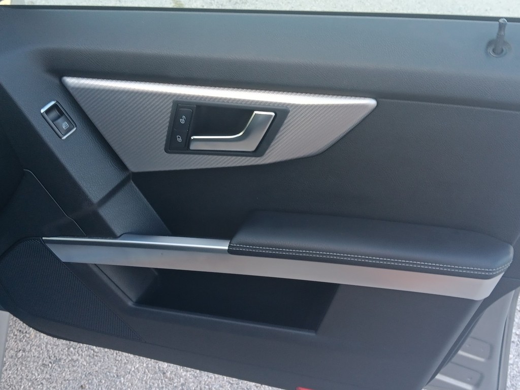 Mercedes-Benz M-Class Vehicle Full-screen Gallery Image 9
