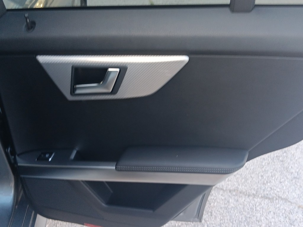 Mercedes-Benz M-Class Vehicle Full-screen Gallery Image 12