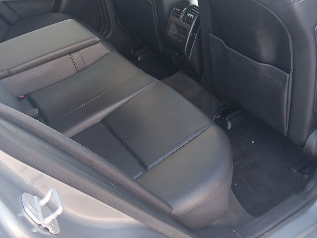 Mercedes-Benz M-Class Vehicle Full-screen Gallery Image 13