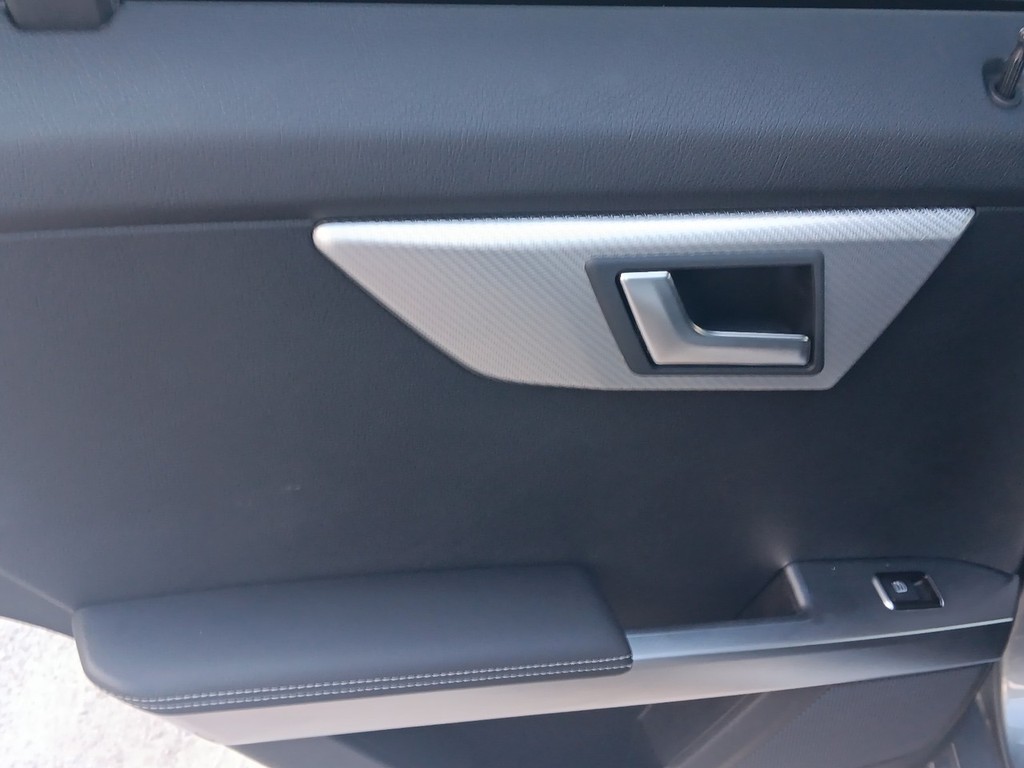 Mercedes-Benz M-Class Vehicle Full-screen Gallery Image 16
