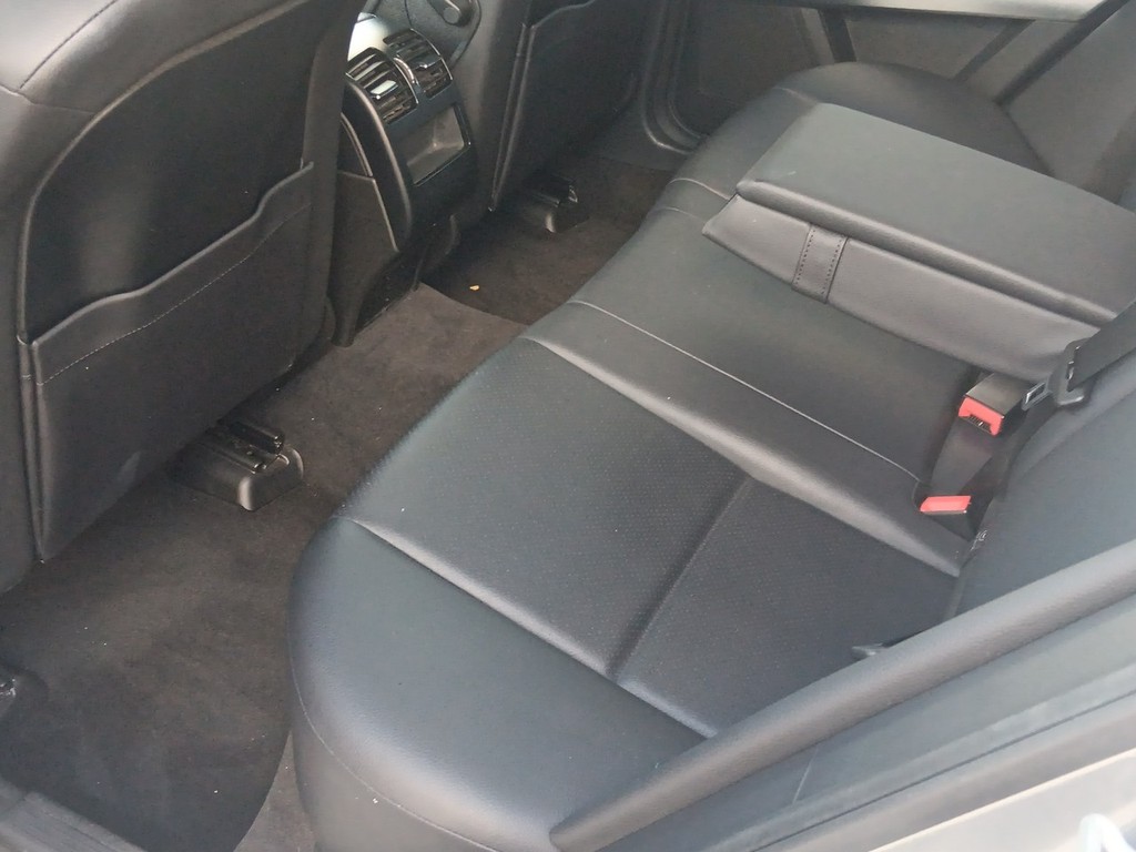 Mercedes-Benz M-Class Vehicle Full-screen Gallery Image 17