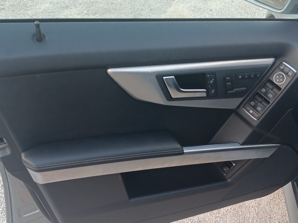 Mercedes-Benz M-Class Vehicle Full-screen Gallery Image 18
