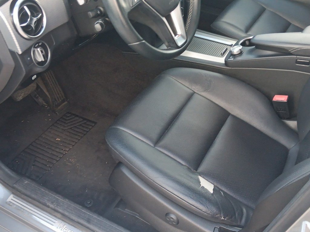 Mercedes-Benz M-Class Vehicle Full-screen Gallery Image 19