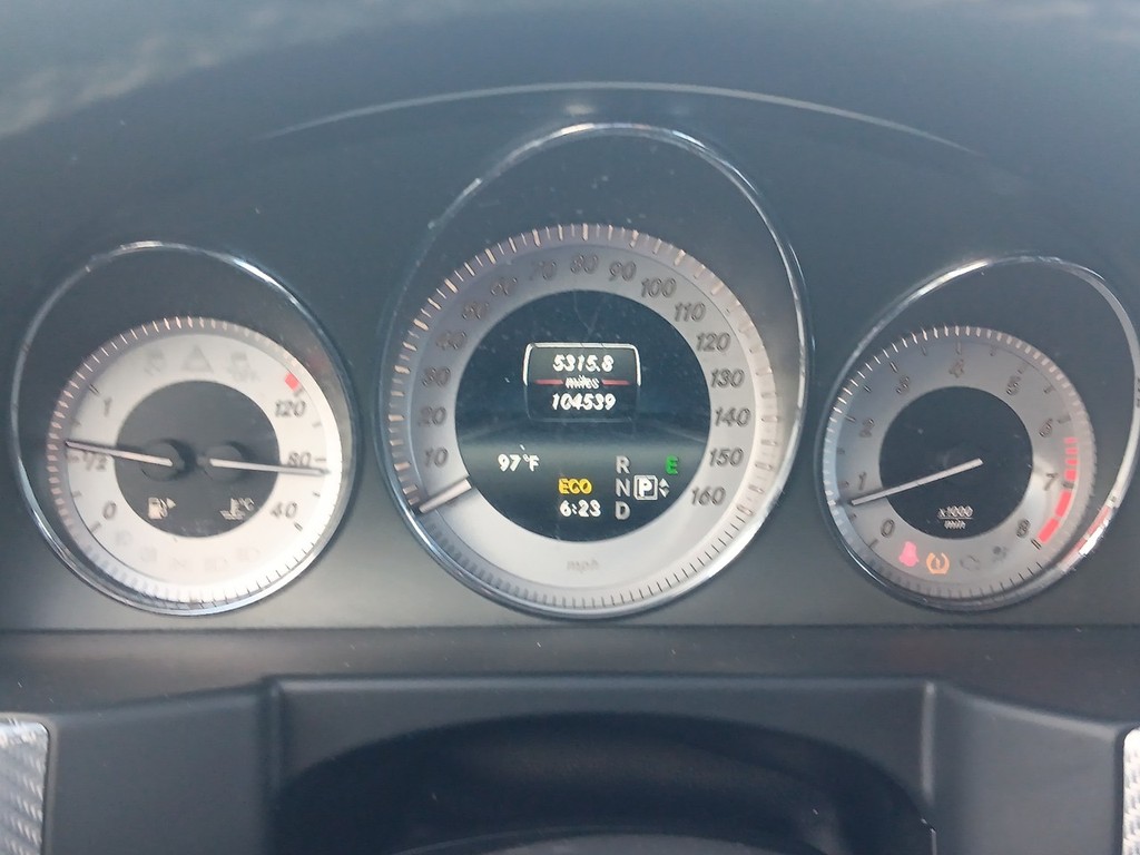 Mercedes-Benz M-Class Vehicle Full-screen Gallery Image 20