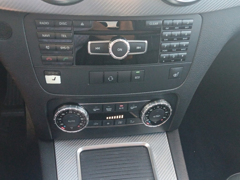 Mercedes-Benz M-Class Vehicle Full-screen Gallery Image 22