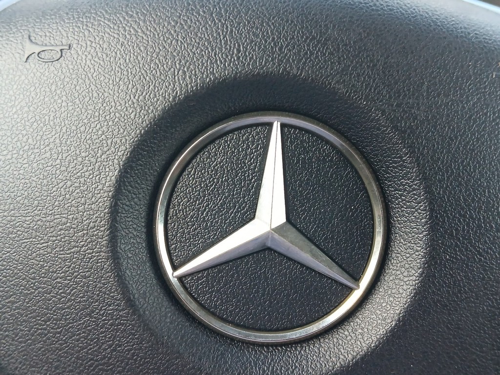 Mercedes-Benz M-Class Vehicle Full-screen Gallery Image 23