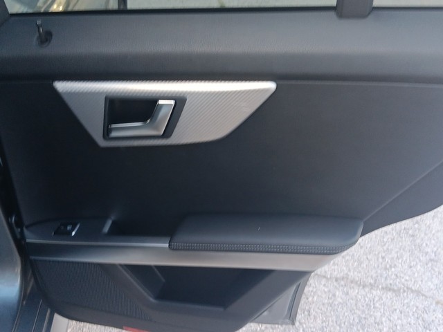 Mercedes-Benz M-Class Vehicle Full-screen Gallery Image 12