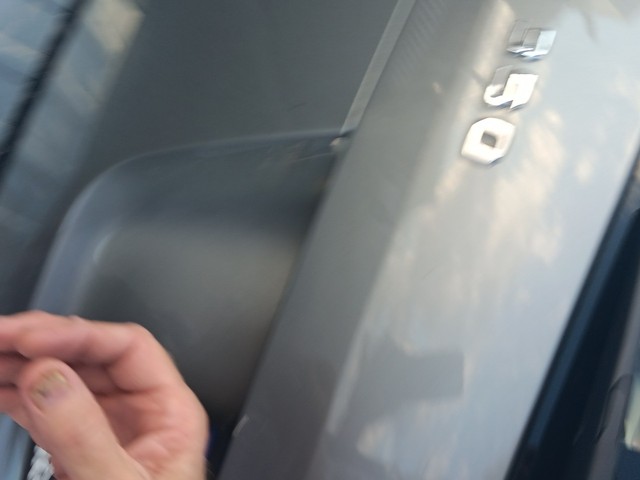 Mercedes-Benz M-Class Vehicle Full-screen Gallery Image 14