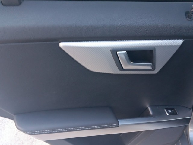 Mercedes-Benz M-Class Vehicle Full-screen Gallery Image 16