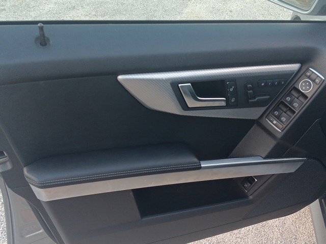 Mercedes-Benz M-Class Vehicle Full-screen Gallery Image 18