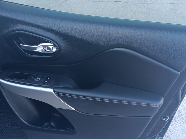Jeep Cherokee Vehicle Full-screen Gallery Image 09
