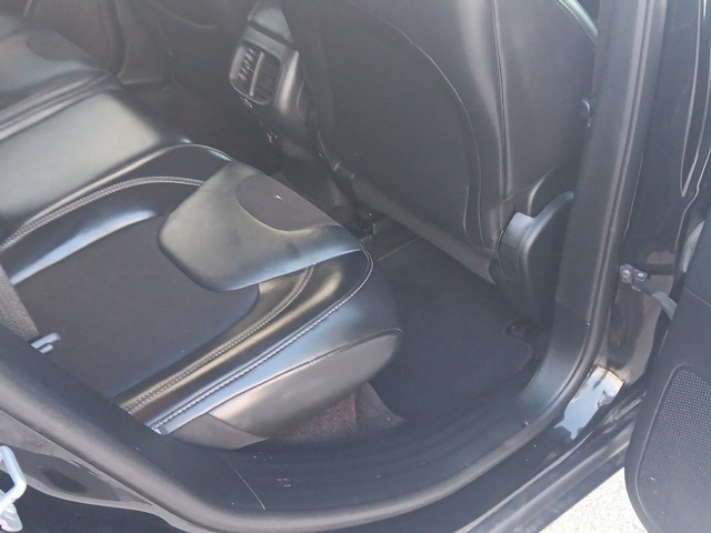 Jeep Cherokee Vehicle Full-screen Gallery Image 12