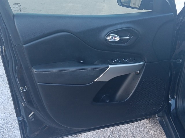 Jeep Cherokee Vehicle Full-screen Gallery Image 15