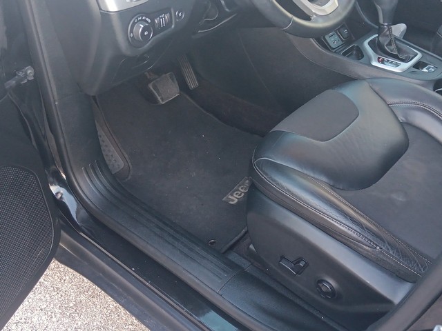 Jeep Cherokee Vehicle Full-screen Gallery Image 16