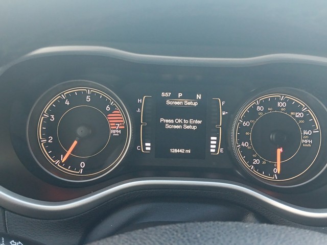 Jeep Cherokee Vehicle Full-screen Gallery Image 17